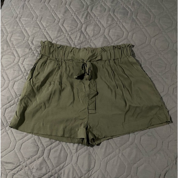 Womens Green paper bag shorts large - Picture 4 of 5